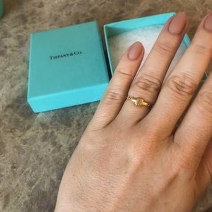 Tiffany T Chain Ring in 18k Gold
